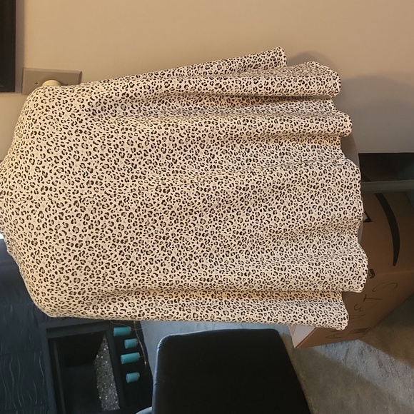 2 Pc Chic Animal Print Blouse with Matching Cape - Picture 2 of 4